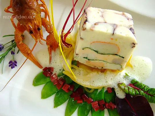 Terrine von verschiedenen Fischen im Octopusmantel auf sautierten Zuckerschoten