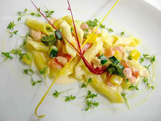 Garganelli mit Gemüse und Lachs in Sahnesauce