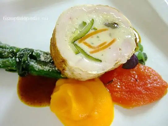 Truthahnrolle mit Zucchini und Karotten auf Spargelbündchen