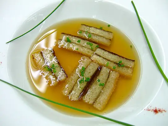 Kräftige Rinderbrühe mit Milzschnitten