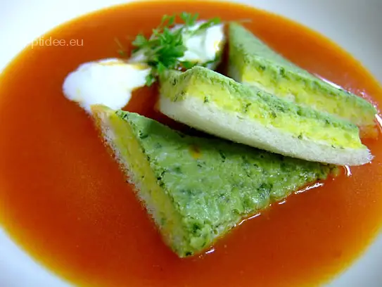 Tomatencremesuppe mit Basilikumschnitten
