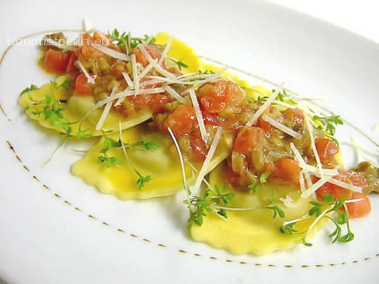 Steinpilzteigtaschen mit sautierten Tomatenwürfeln mit Pilzen