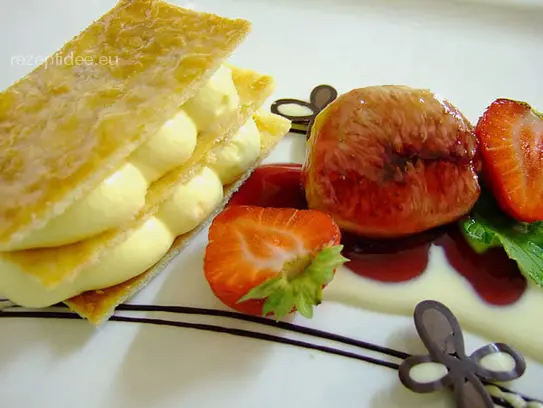 Karamellisierte Blätterteigschnitte mit weißen Schokoladenmousse und Rotweinfeige