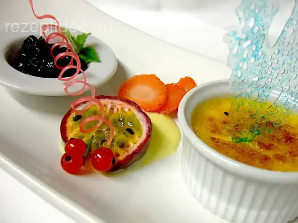 Crème brûlée mit marinierten Rotweinpflaumen