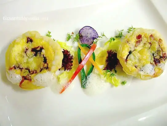 Radicchiotörtchen mit Brie auf Knoblauchschaum