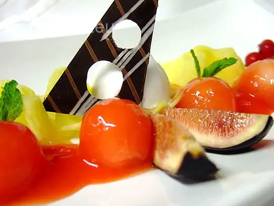 Ananascarpaccio mit Zitroneneis und marinierten Wassermelonenperlen