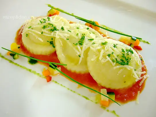 Kartoffelravioli mit Schinken-Lauchfüllung auf Tomatencreme