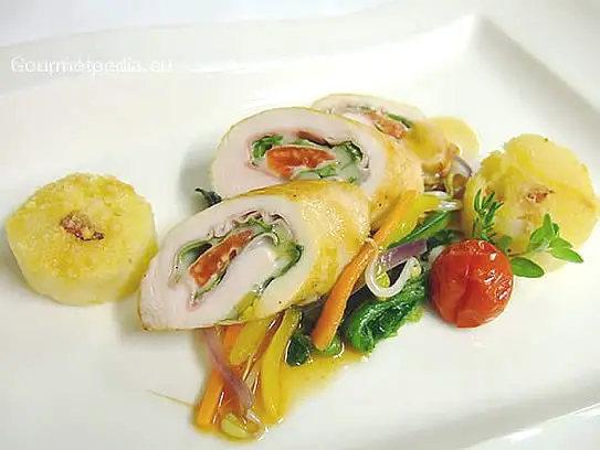 Gefüllte Hühnerbrust mit Schinken, Rucola und Käse auf sautierten Gemüse