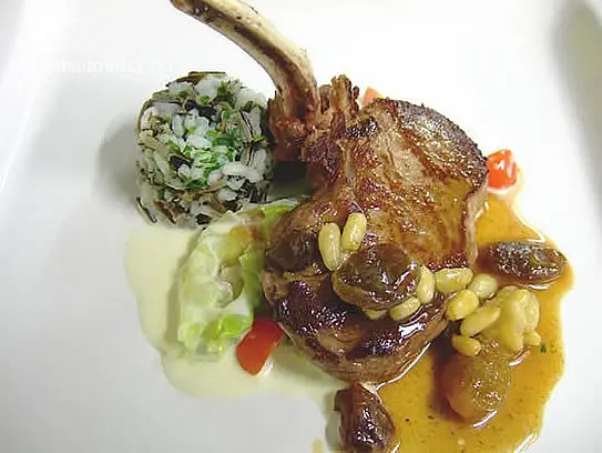 Wildschweinkotelette mit Sultaninen-Pinienkernsauce auf Sahnekraut und Wildreis