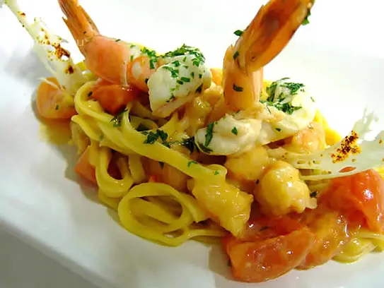 Tagliolini mit Riesengarnelen, Kirschtomaten und Basilikumbutter