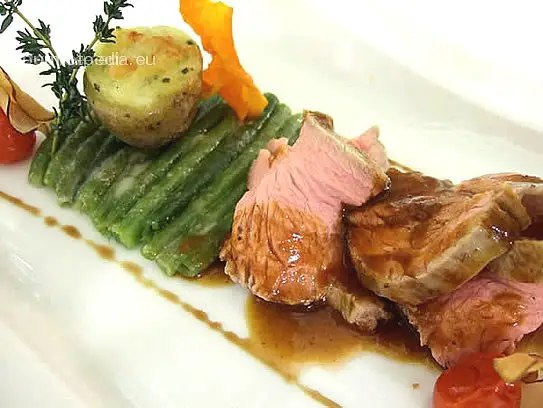 Rosa gebratener Kalbsrücken mit aromatischer Kräutersauce auf ...
