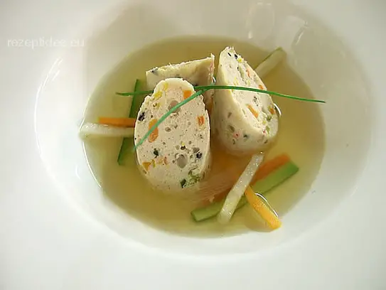 Rinderkraftbrühe mit Rolle vom Kapaun und Gemüsestreifen