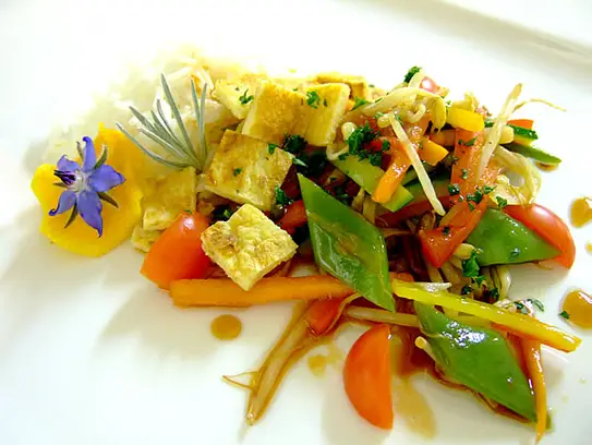Asiatisches Wokgemüse mit aromatischen Duftreis und gebratenen Omelette
