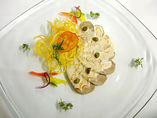 Kaltes Kalbfleisch mit Thunfischsauce und Strohkartoffeln