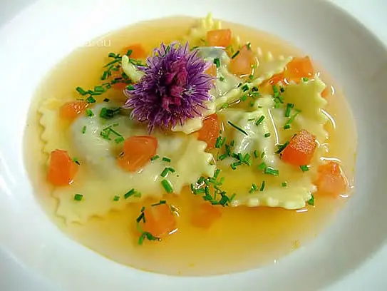 Tomatenconsommé mit Auberginen Teigtaschen