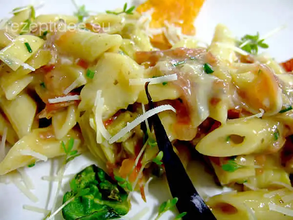 Penne mit Artischockenherzen und Speck in cremiger Sahnesauce