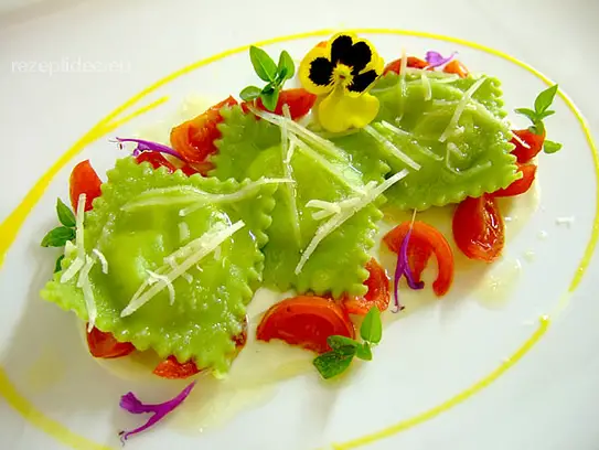 Grüne Teigtaschen mit Spinat-Mascarponefüllung auf Käsesauce