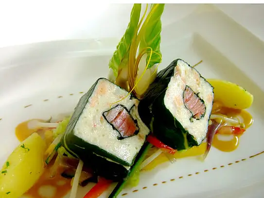 Warme Terrine vom Lachs, Seezunge und Thunfisch im Mangoldmantel auf sautierten Sojasprossengemüse
