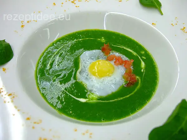 Spinatcremesüppchen mit Kurkuma und gebratenem Wachtelspiegelei