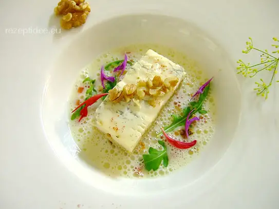 Schaumsuppe vom Gorgonzola mit Schwarzbrottoast