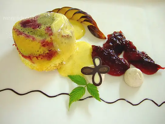 Törtchen von frischen Zwetschgen mit Zimtsahne und Marsala Zabaione