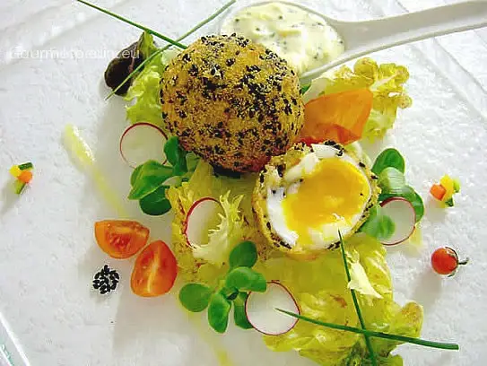 Frittierte Eier in Sesamkruste auf Salatbeet