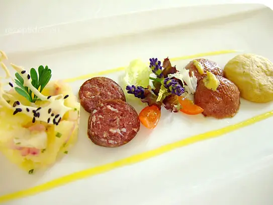 Geräucherte Kaminwurz vom Wild an Kartoffelsalat und Schüttelbrot