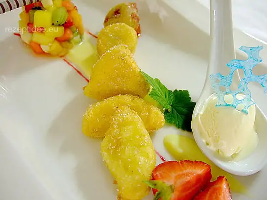 Frittierte Früchte mit Fruchtsalat und weißen Schokoladeneis
