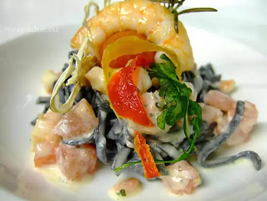 Schwarze Tagliolini mit Riesengarnelen und Tomaten in Zitronengrassauce
