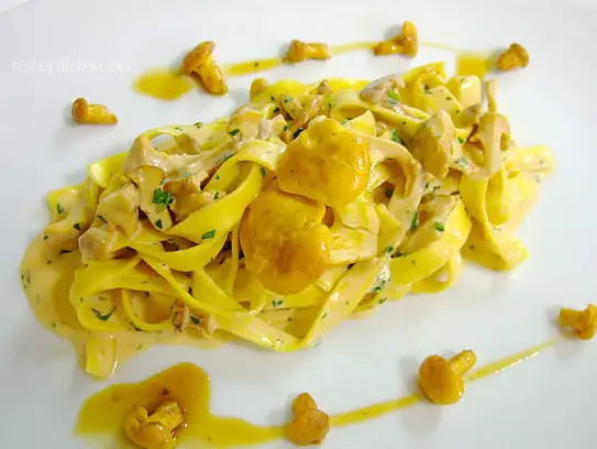 Hausgemachte Bandnudeln mit frischen Pfifferlingen in Sahnesauce