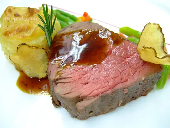 Im Kräutersud pochiertes Ochsenfilet mit Kartoffelgratin und Ragout vom ...