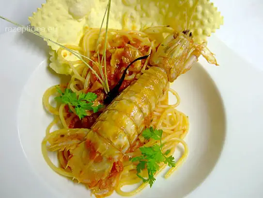 Spaghetti mit Sauce vom Heuschreckenkrebs im Teignest
