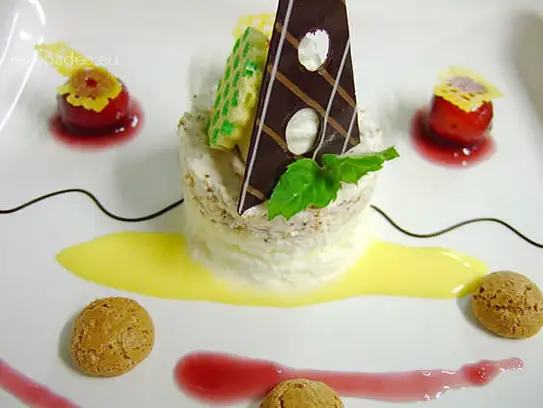 Parfait von Amaretti Kekse und Schokolade mit Kirschen in Rotweinsauce