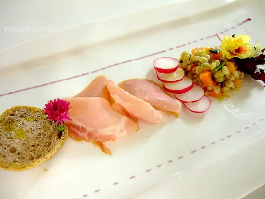 Geselchter Spanferkelschinken an marinierten Gerstesalat und Schwarzbrot