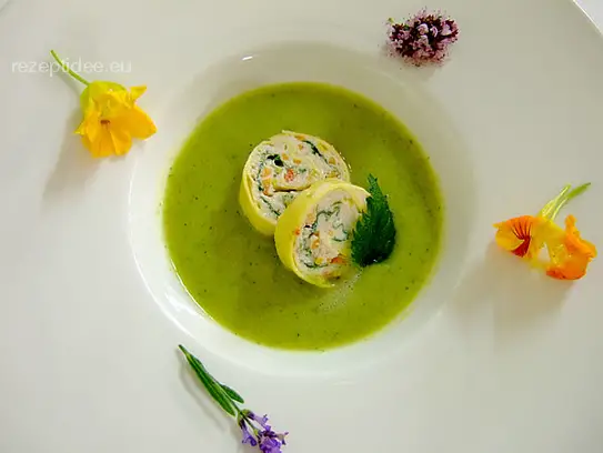 Kräutercremesuppe mit Geflügelrolle