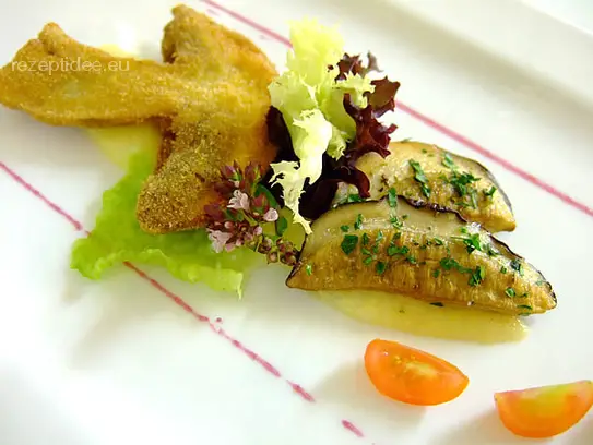 Frittierte und gegrillte Steinpilzscheiben auf Polenta