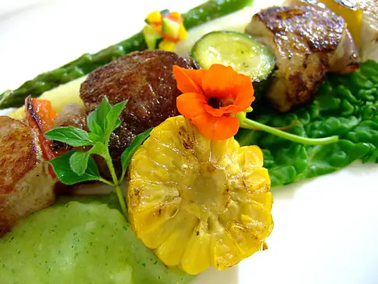 Gegrillter Fleischfiletspieß mit Kräuterpüree, Spargeln und Mais