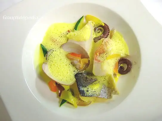 Safranschaumsuppe mit Kurkuma, Gemüse und Meeresfischen