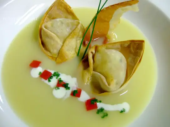 Kartoffellauchcremesuppe mit gebackenen Wonton Teigtaschen von Mascarpone und Schnittlauch