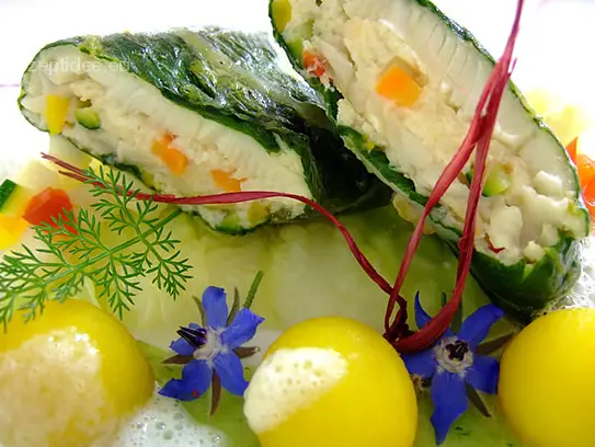 Petersfischfilet im Wirsingmantel auf Petersilpüree und Safrankartoffeln