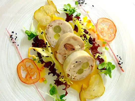 Galantine von der Wachtel mit Trauben und Steinpilzen auf Kürbispüree
