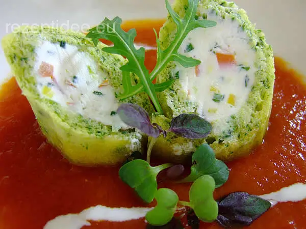 Tomatencremesuppe mit Frischkäserolle im Kräuterbiskuitmantel