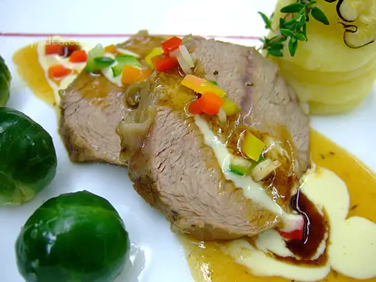 Geschmortes Kalbsschulternathl in Weißweinsauce mit Rosenkohl und Kartoffelpüree