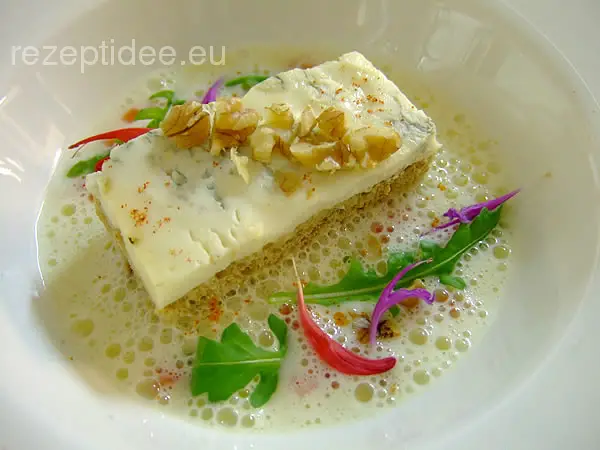 Schaumsuppe vom Gorgonzola mit Schwarzbrottoast