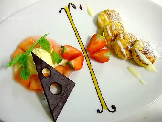 Kaiserschmarren mit Rhabarberragout und Vanilleeis