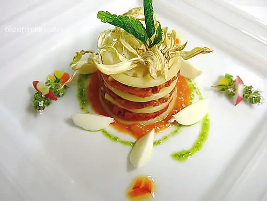Timbal von Nudeln und getrockneten Tomaten auf Mozzarelline und Pesto