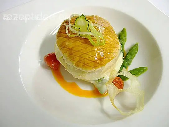 Blätterteigkissen mit Spargelragout auf Tomatenessenz