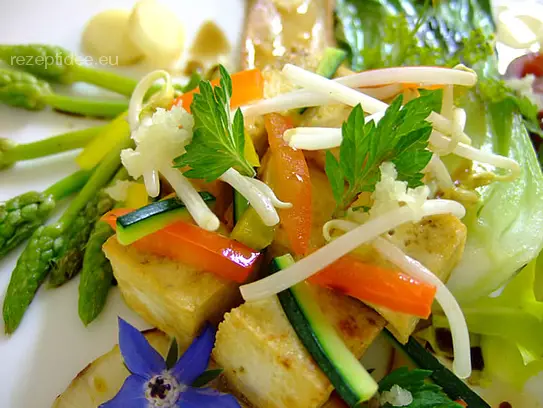 Gebratene Tofuwürfel auf Pak-Choi, wilden Spargel, Kräuterseitling und Sojasprossen