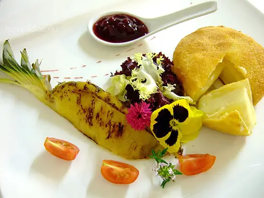Gebackener Camembert mit gegrillter Ananas und Preiselbeermarmelade