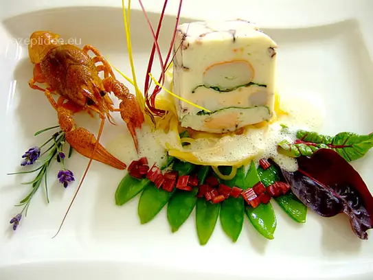Terrine von verschiedenen Fischen im Octopusmantel auf sautierten Zuckerschoten